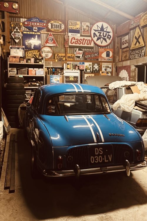 Voiture de collection bleue illustrant la passion automobile de SquaDrive